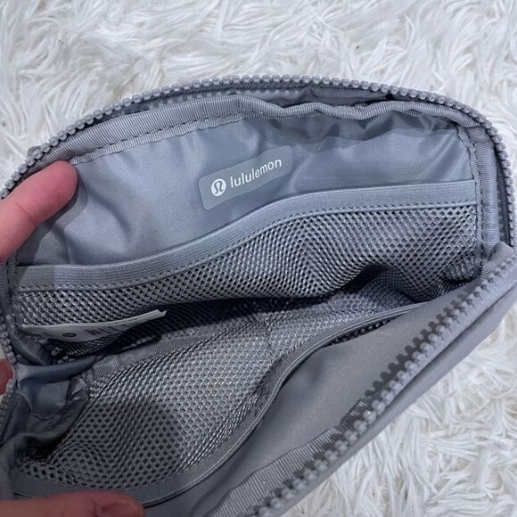NWT lululemon everywhere belt bag silver drop white wordmark extended strap - Picture 3 of 5